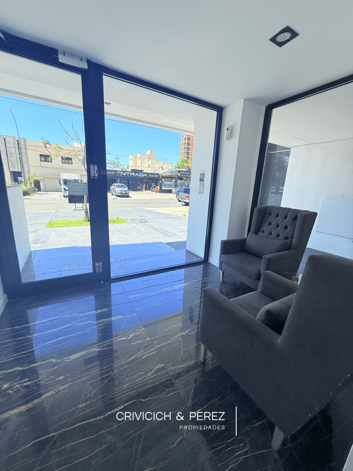 Semipiso de 3 ambientes sobre Av. Paso 