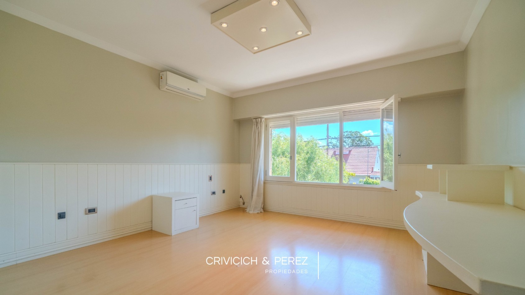 Chalet 5 ambientes en venta - Los Troncos