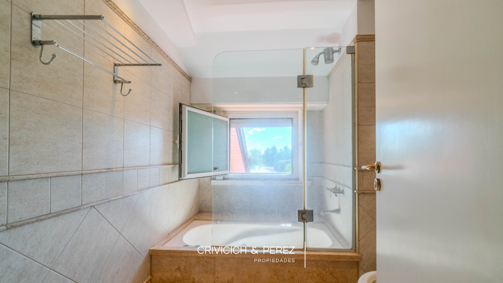 Chalet 5 ambientes en venta - Los Troncos