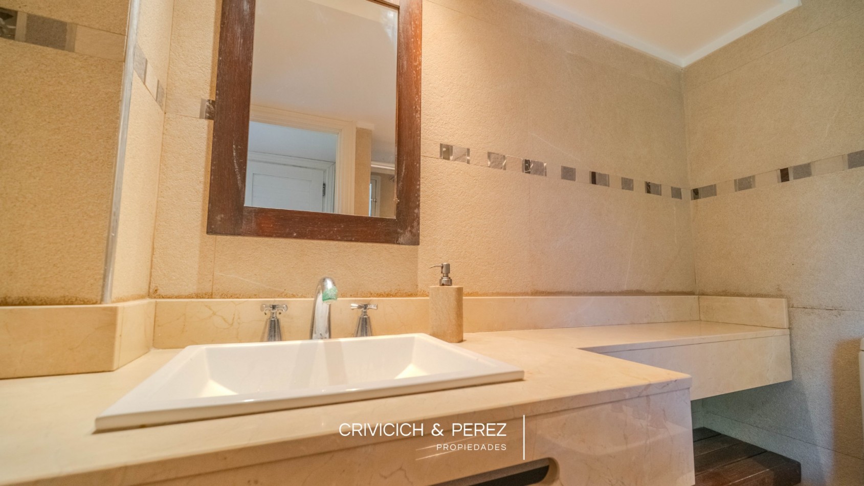 Chalet 5 ambientes en venta - Los Troncos