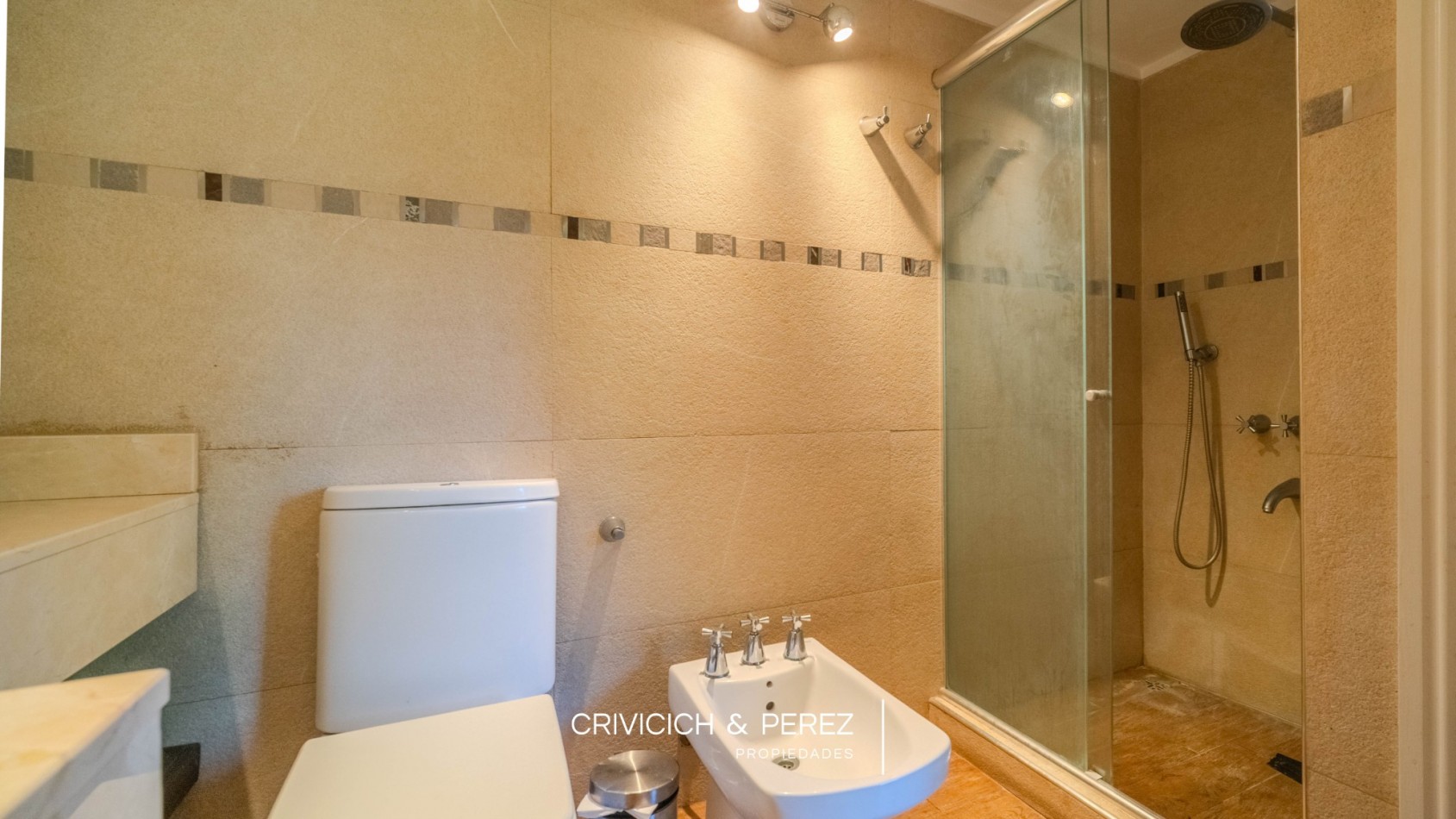 Chalet 5 ambientes en venta - Los Troncos