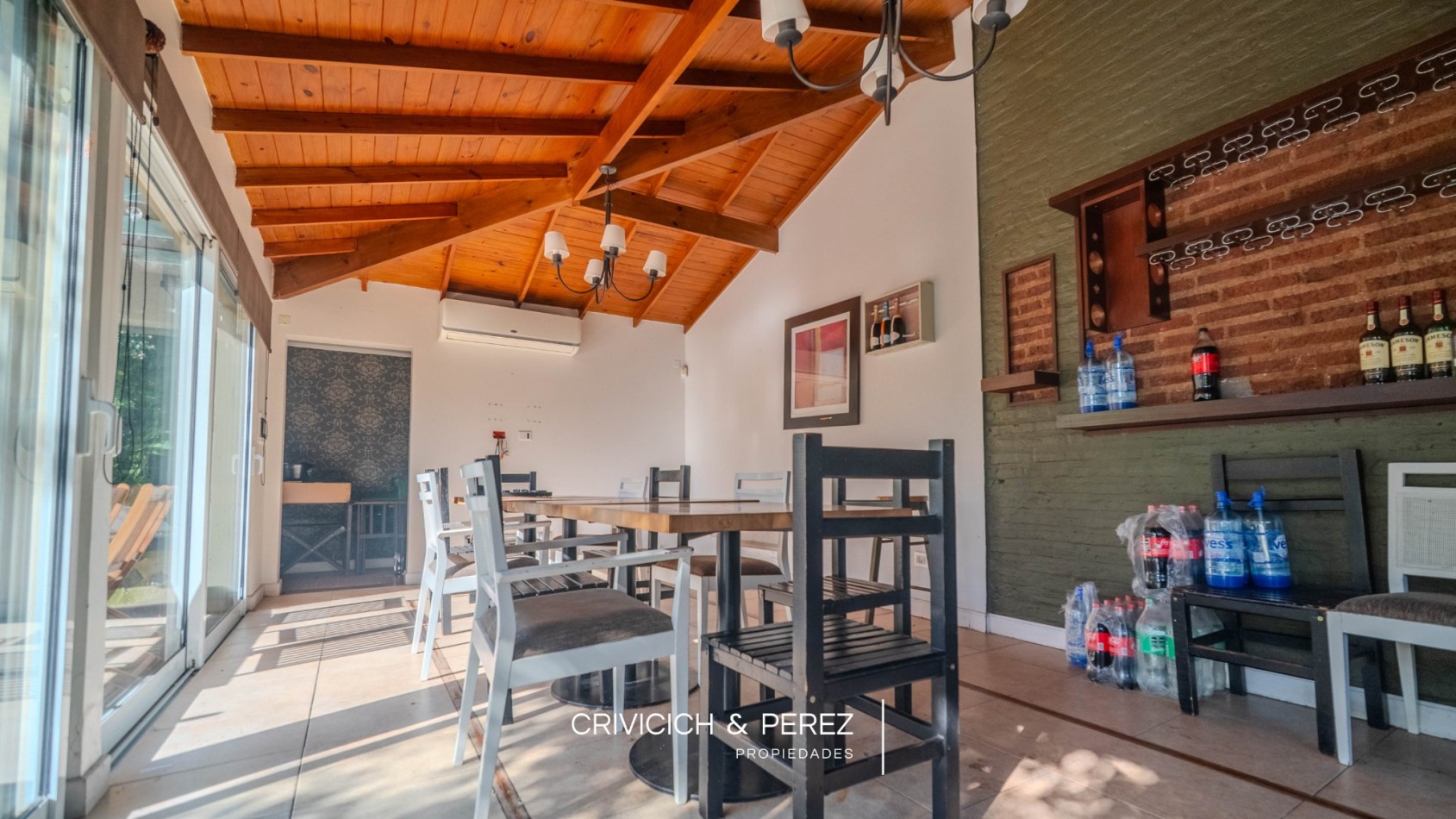 Chalet 5 ambientes en venta - Los Troncos