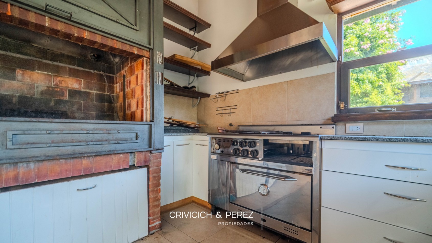 Chalet 5 ambientes en venta - Los Troncos