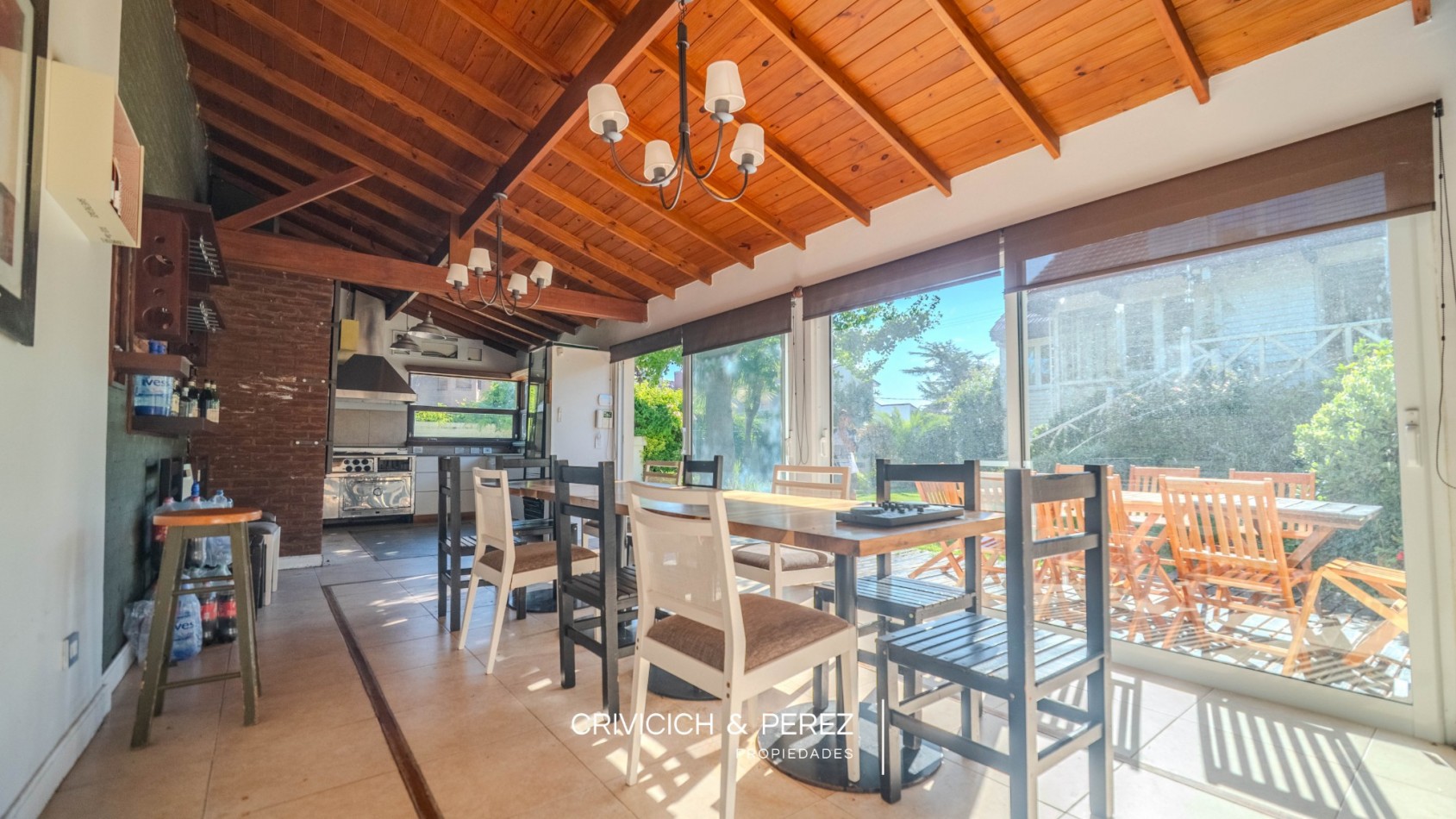 Chalet 5 ambientes en venta - Los Troncos